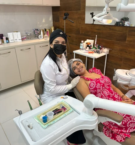 Doutora Patricia Nogueira realizando atendimento odontológico, em Porto Velho.