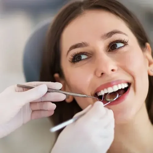 Procedimento de restauração dentária realizado pela Dr. Patricia Nogueira